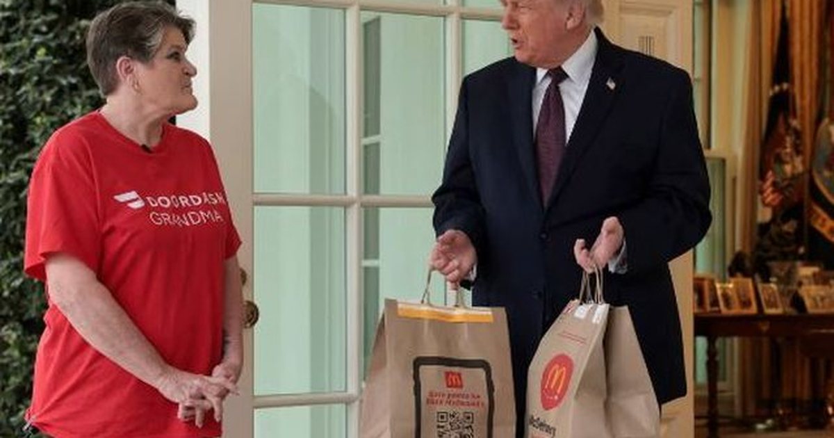 Trump i jep bakshish 100 dollarë korrieres që i solli ushqimin në Shtëpinë e Bardhë