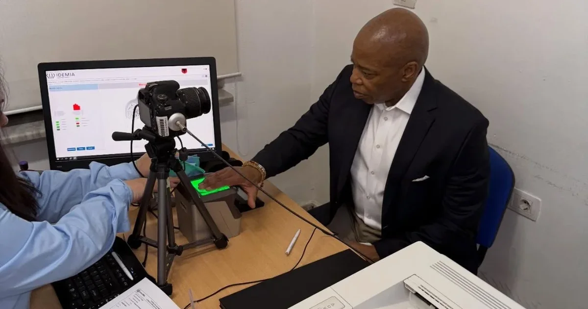 Pak ditë pas marrjes së nënshtetësisë shqiptare  ish kryebashkiaku i New Yorkut  Eric Adams regjistrohet si banor i Tiranës