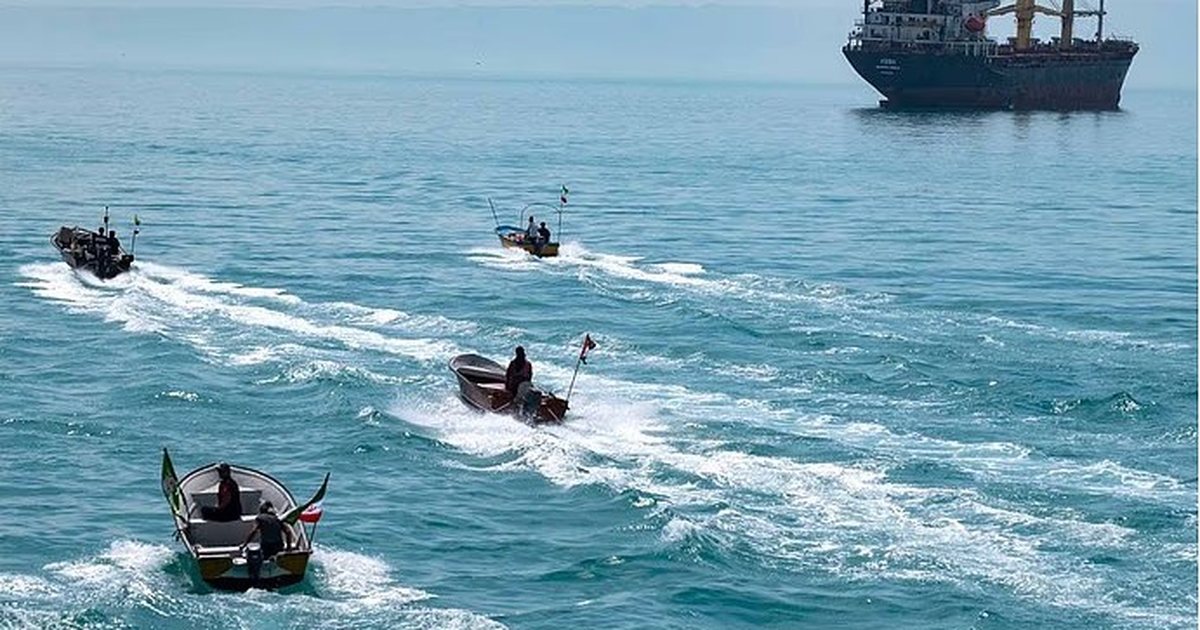 Kina sfidon Trump  anija kineze kalon Ngushticën e Hormuzit  Pekini shpalli bllokadën e SHBA  të papërgjegjshme 