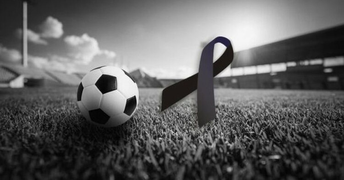 Sporti në zi  Trajneri vdes para syve të lojtarëve gjatë ndeshjes  dyshohet se 