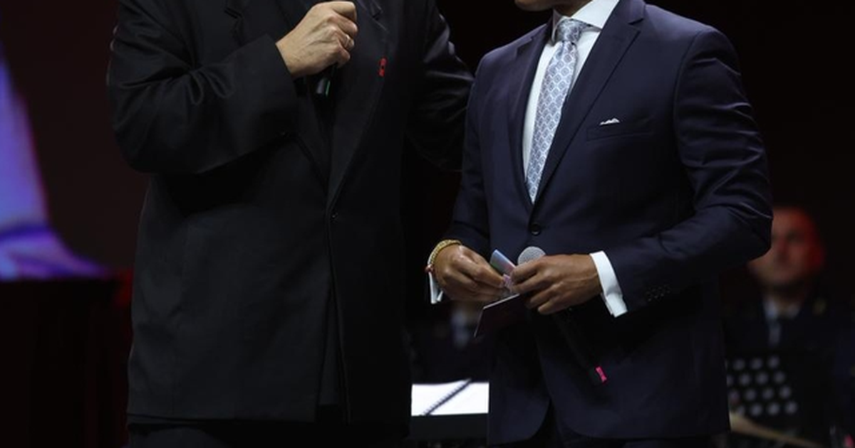 Rama i dorëzon pasaportën shqiptare ish kryebashkiakut të New York ut  Shpejt do të mësojmë edhe gjuhën