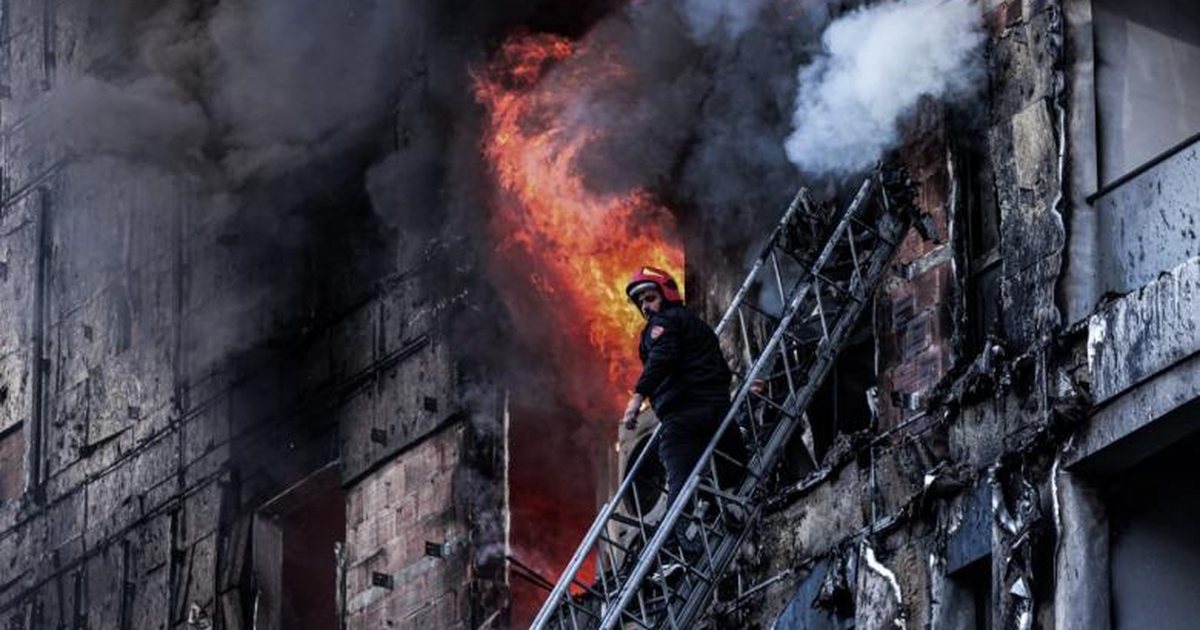  Kur ra zjarri  po qëndroja me fëmijët në shtëpi   Pa uniformë dhe me atlete sportive zjarrfikësi  Isha pushim sot