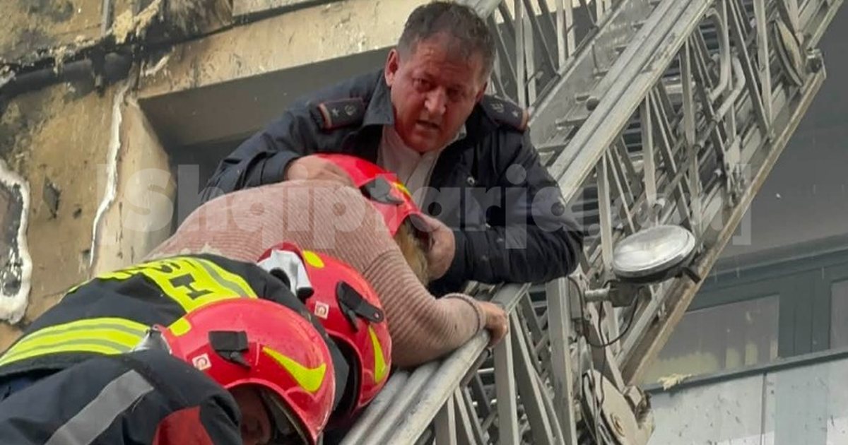 Gurë dhe copa betoni binin nga lart  zjarrfikësi hero i vendos kaskën e tij gruas dhe e shpëton nga zjarri te  Arlis