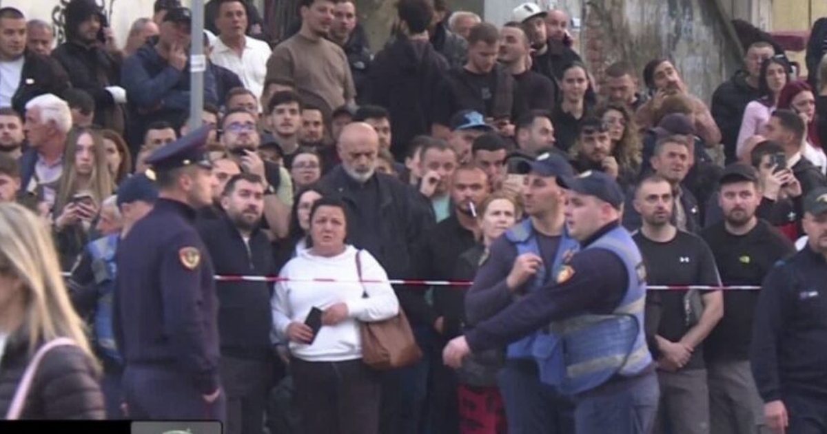 Prekëse  Qindra njerëz shohin të shokuar dhe në lot teksa digjet pallati 12 katësh në Tiranë