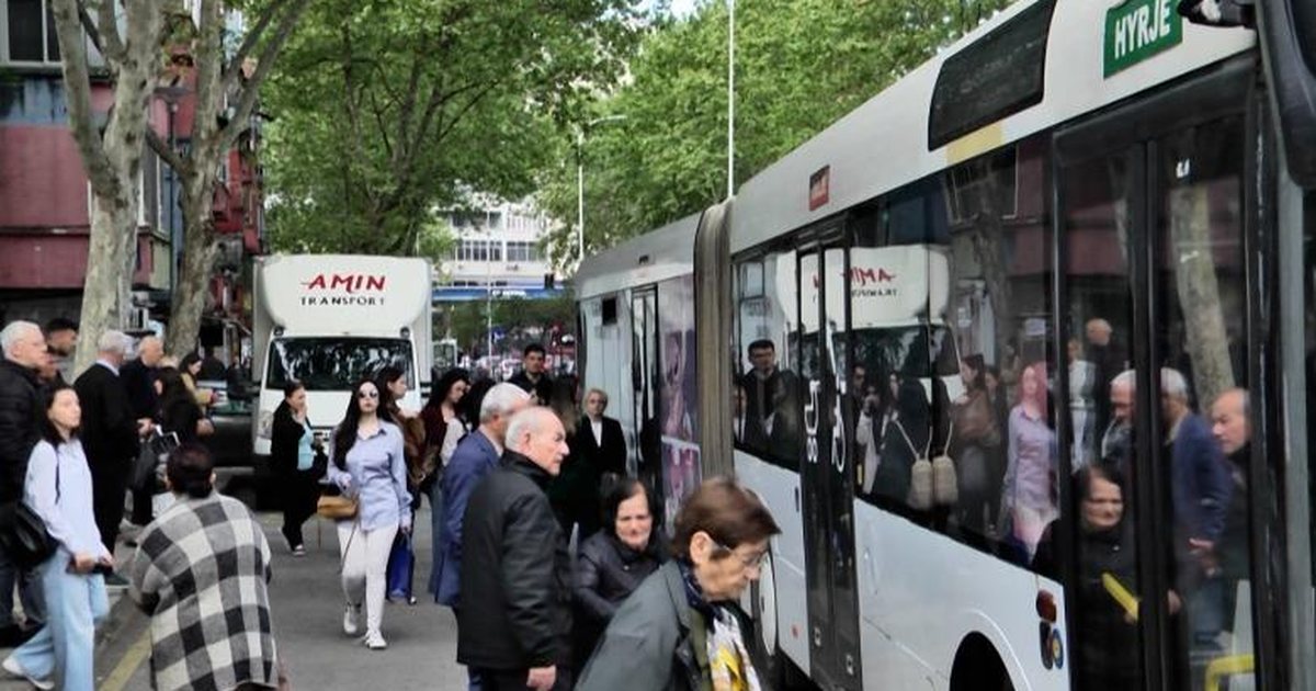 Përgjysmimi i flotës së autobusëve  Fluks qytetarësh  dhe pritje të gjata në stacion deri në një orë