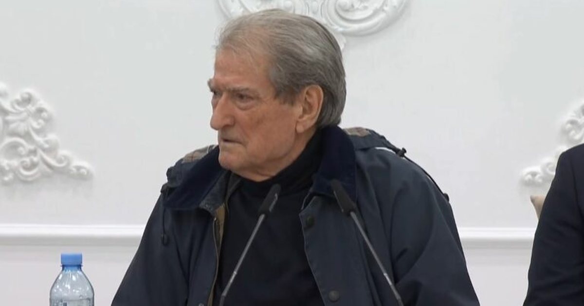 Mashtron në mënyrë të paturpshme   Berisha  me fermerët në Berat  Fliste sikur kishte para lopë