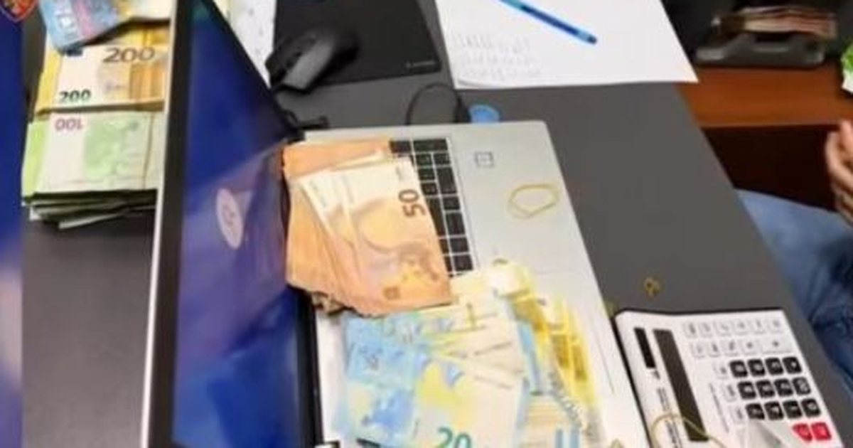  500 euro cash në dorë   Operatori i Call Center  Bonuset jepeshin mbi tavolinë  ja sa shkonte paga mujore