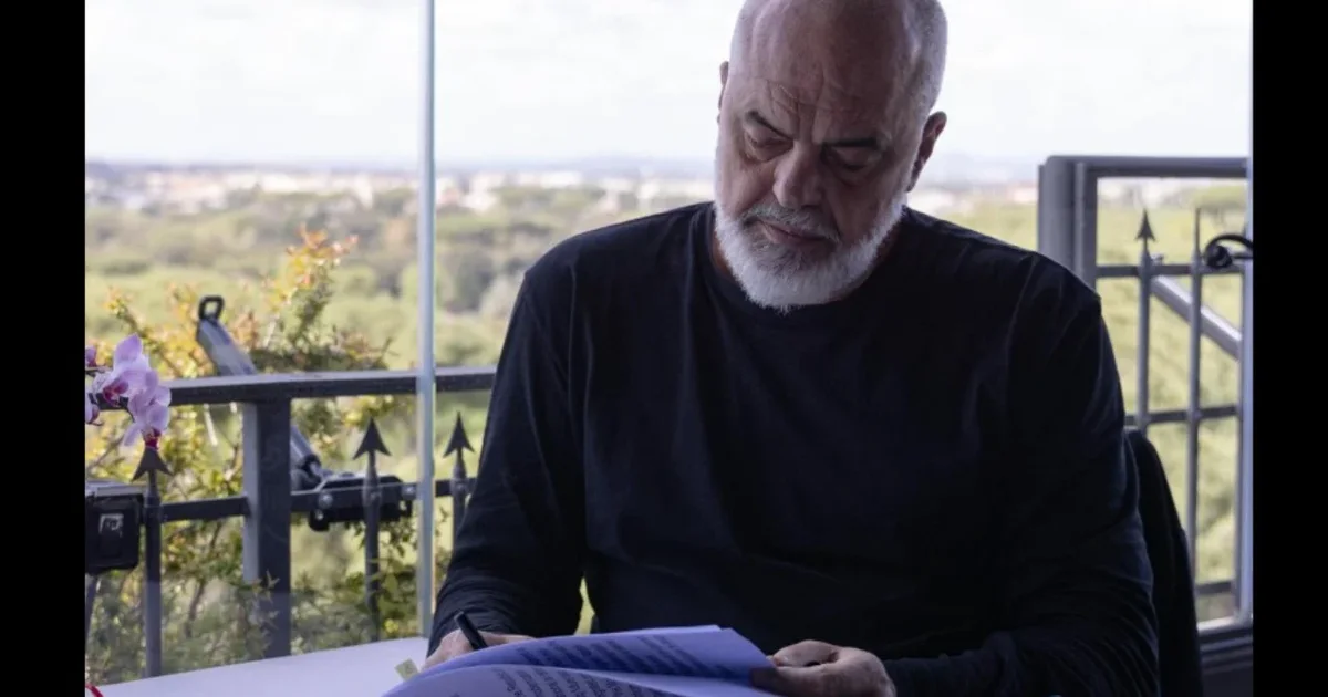 Pak minuta para takimit me Melonin  Rama ndan foton  Duke përsëritur mësimet  motra e Italisë nuk të fal