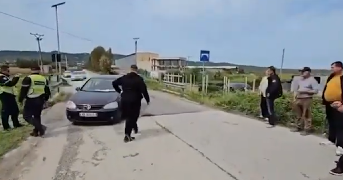 Aksident në rrethrrotullimin e Kolonjës në Lushnjë  vetëm dëme materiale 