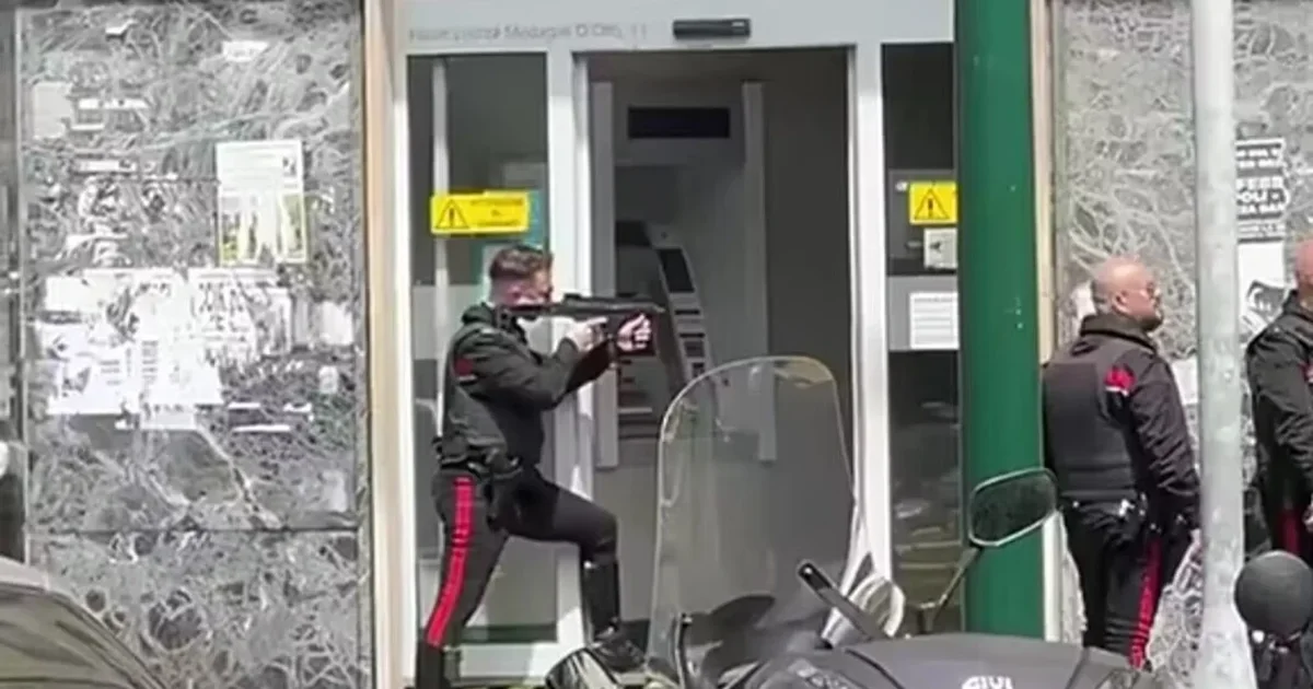 Grabitet banka në Napoli  Hajdutët mbajnë peng 25 persona  arratisen si në filma duke përdorur rrjetin e kanalizimeve