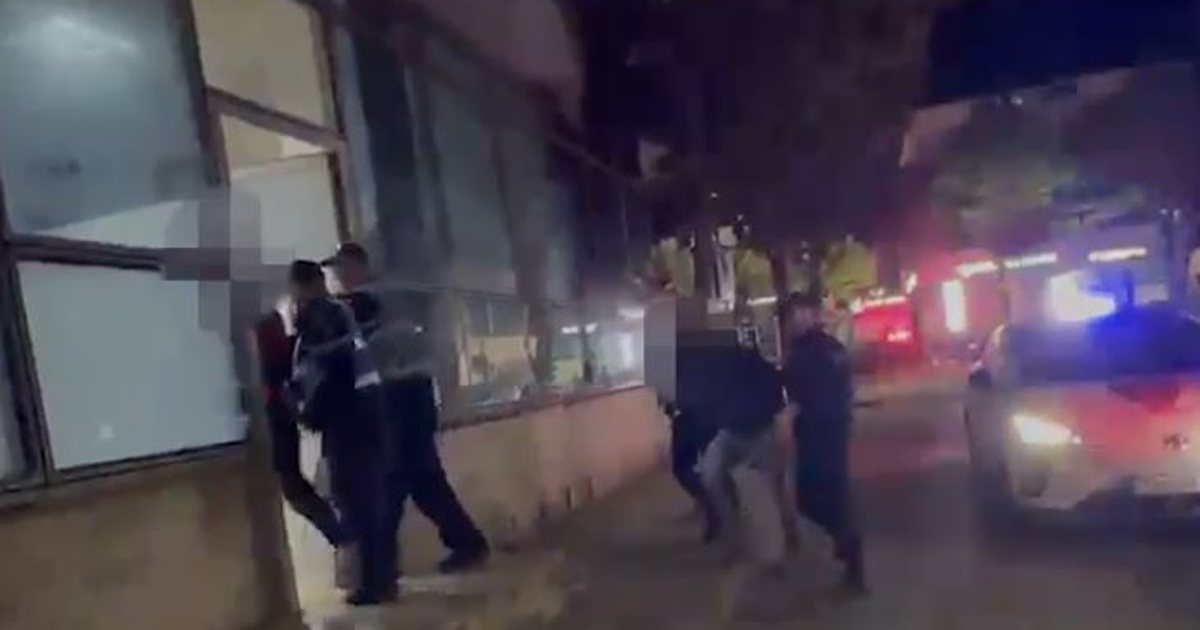 Nuk iu bind policisë  23 vjeçari me armë me vete e pëson keq në Kamëz