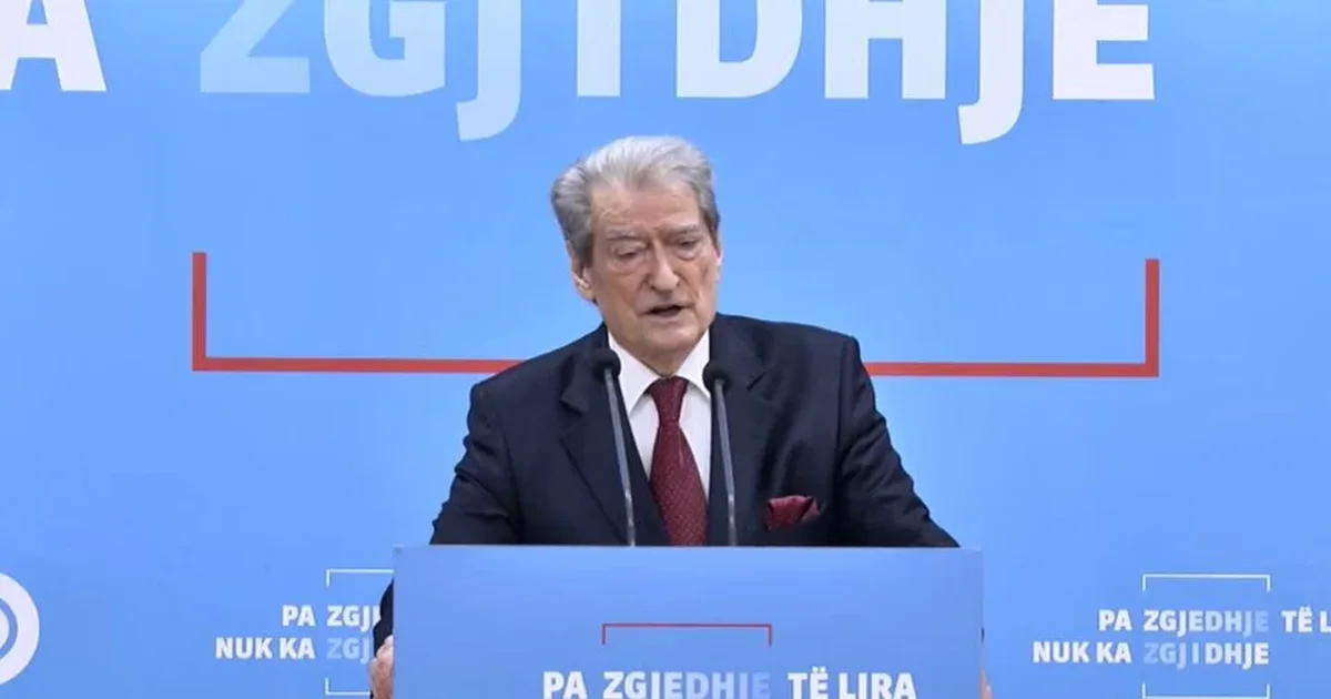 Pak orë para protestës  Berisha zbulon SKENARIN  Bën thirrje qytetarëve për t iu bashkuar tubimit