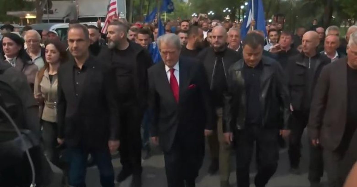 Nis protesta e PD  Berisha lë selinë  Marshon me një grusht militantësh drejt Kryeministrisë