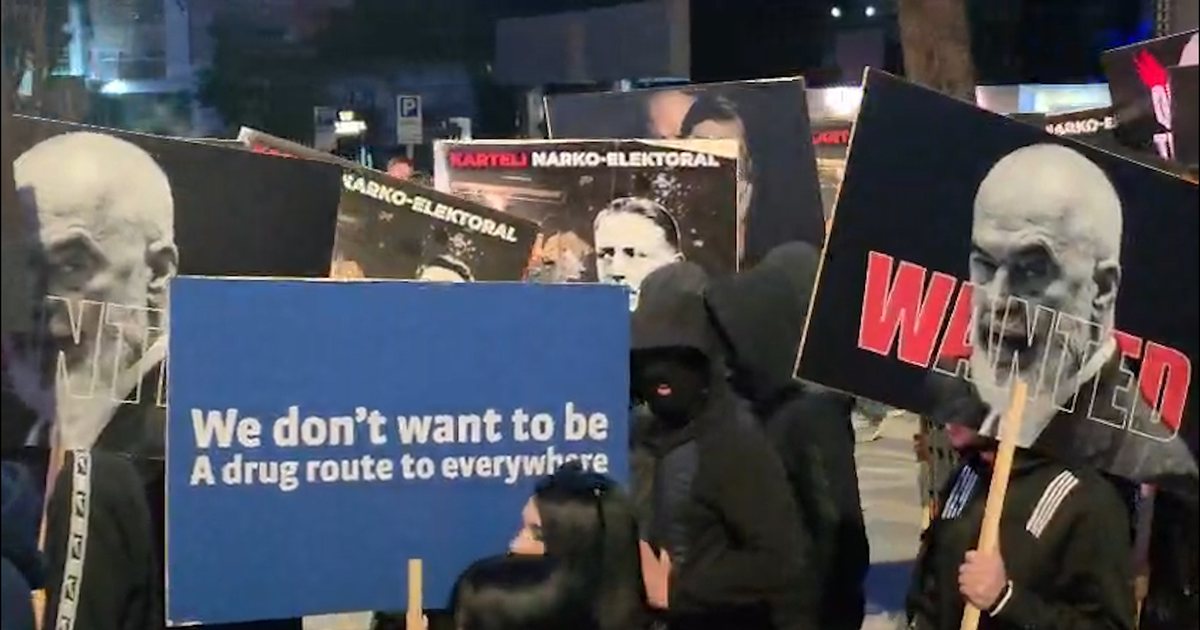 Fytyrën e fshehur nën kapuçë e pas pankartave  mbërrin në protestë pas Berishës  grupi i zjarrit 