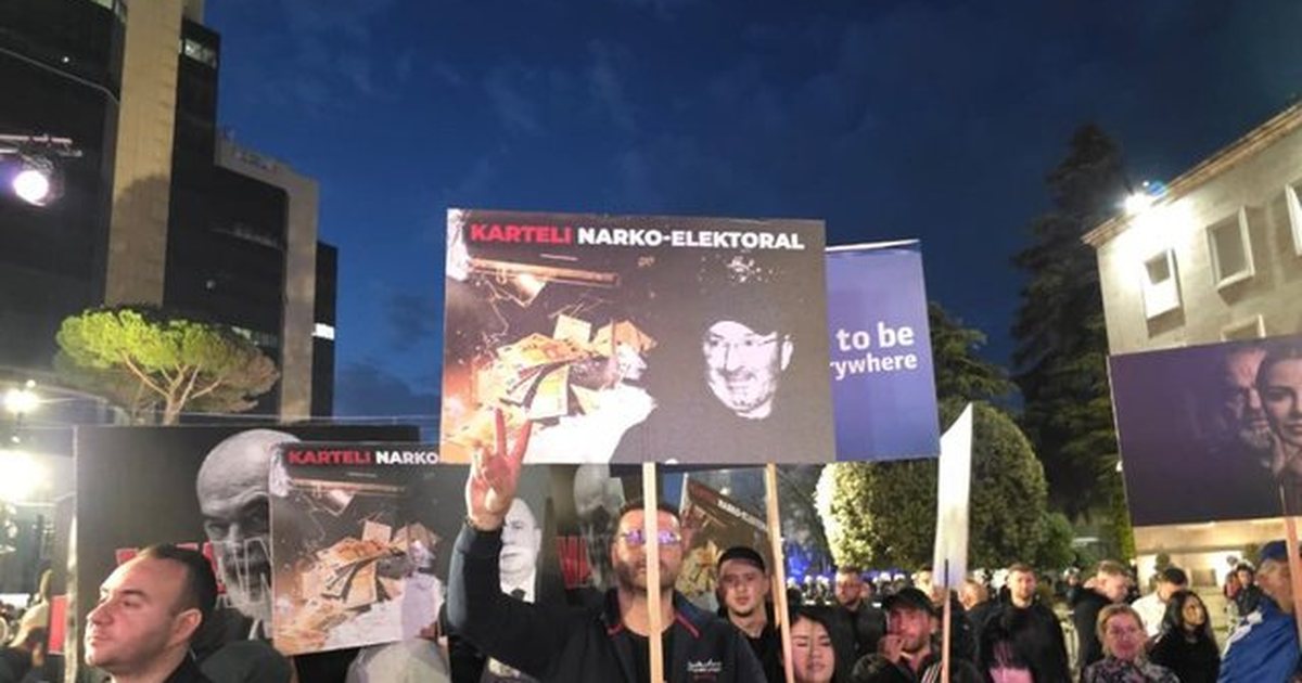 FOTO LAJM    Karteli narko elektoral   pankartat pikante në protestën e PD