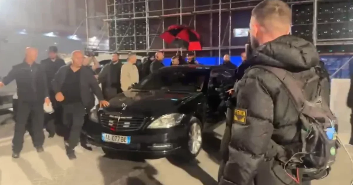 Menjëherë pas nisjes së tensioneve  Truprojat fusin me shpejtësi Berishën në makinë  largohet nga protesta