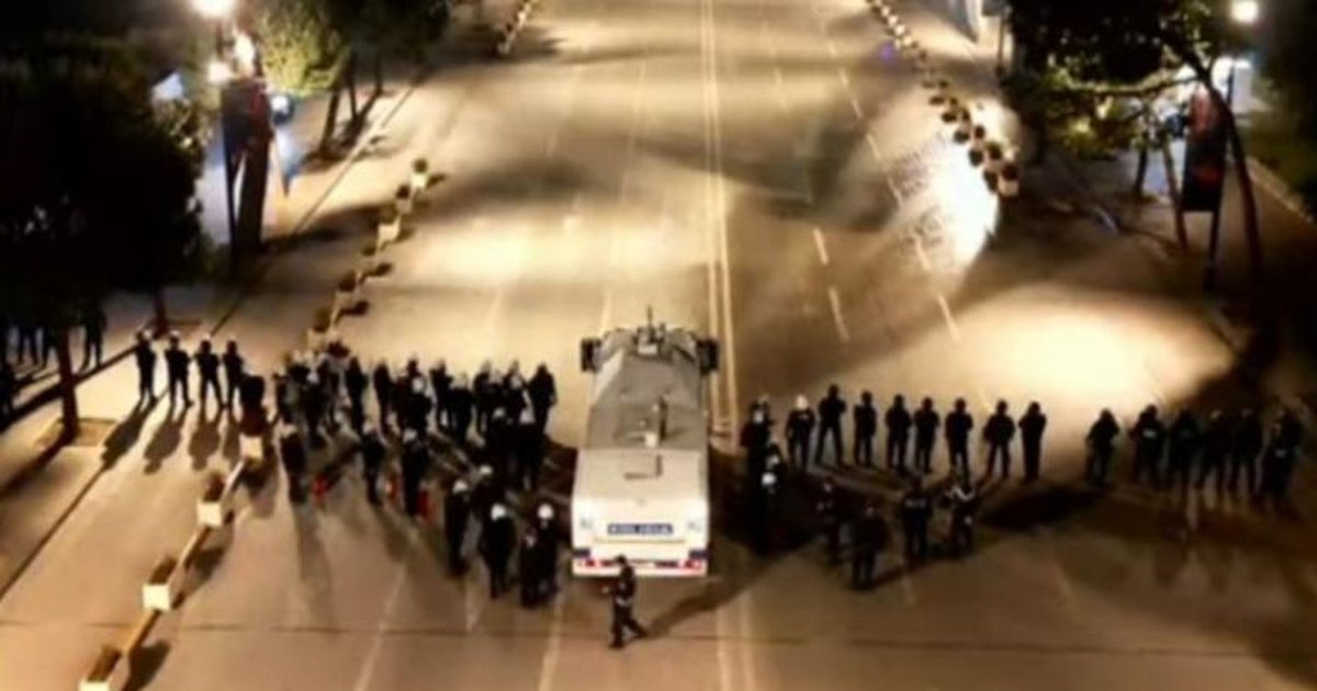 Militantët e Berishës nisën zhvendosjen para Parlamentit  një kordon efektivësh bllokon rrugën