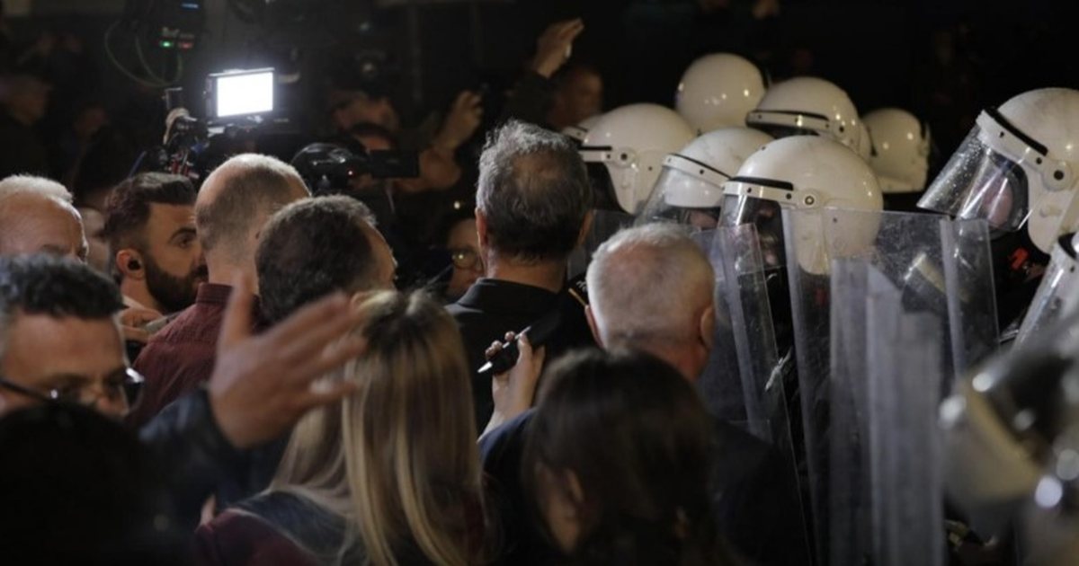 Lëndohet një efektiv policie në protestën e Berishës  transportohet me urgjencë te  Trauma 