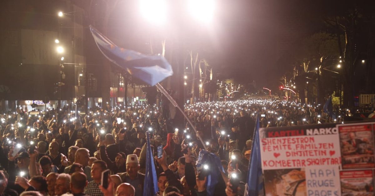 Policia iu gjeti çantë me molotovë  shoqërohen katër persona nga protesta e opozitës  Një efektiv te Trauma   