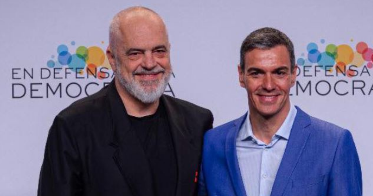 Rama poston foton me kryeministrin spanjoll  Pedro Sanchez  udhëheqës i mençur dhe kurajoz