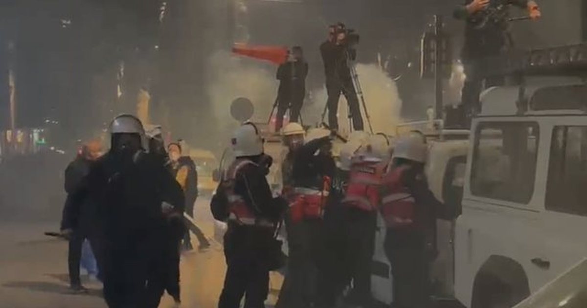 Berisha ndan VIDEO nga protesta e opozitës para Kryeministrisë  Dh na policore habit dhe shtetasin e huaj   