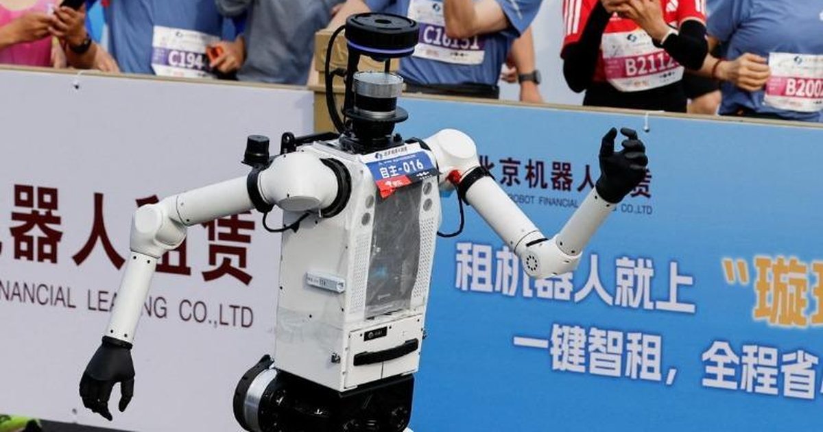 Roboti në Pekin fiton garën e vrapit dhe thyen rekordin e njeriut  VIDEO 
