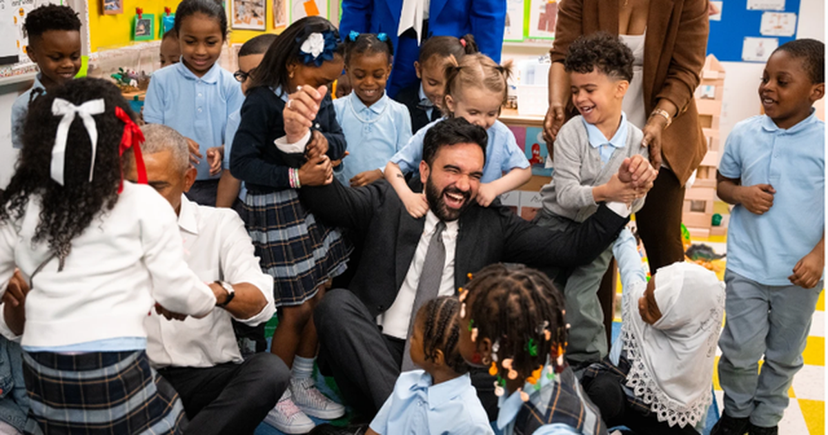 Moment i veçantë  Barack Obama surprizon në Nju Jork  këndon me fëmijët në kopsht