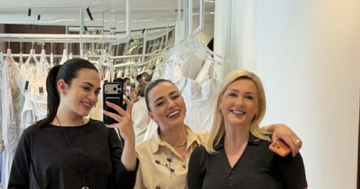 Këngëtarja Albina Kelmendi në pritje të ëmbël  publikon foton e parë të shtatzënisë