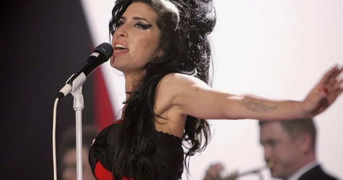 Sende të këngëtares u shitën në ankand  babai i Amy Winehouse humb gjyqin ndaj shoqeve të saj