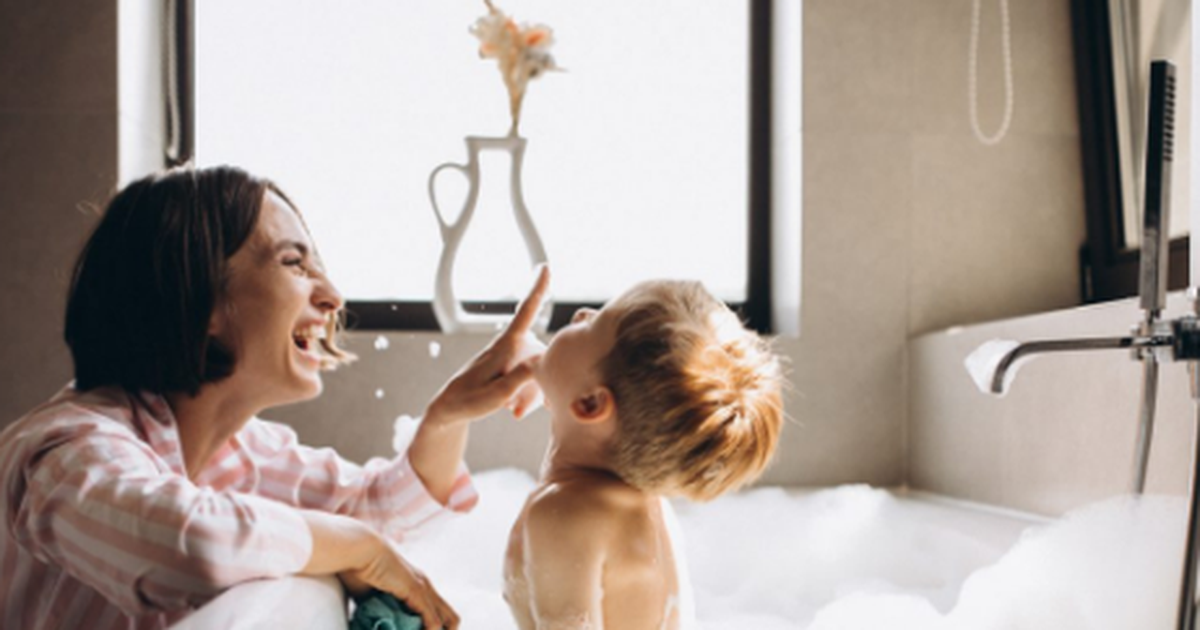 Në çfarë moshe fëmija duhet të lahet vetëm  Rreziqet që prindërit nuk duhet t i neglizhojnë