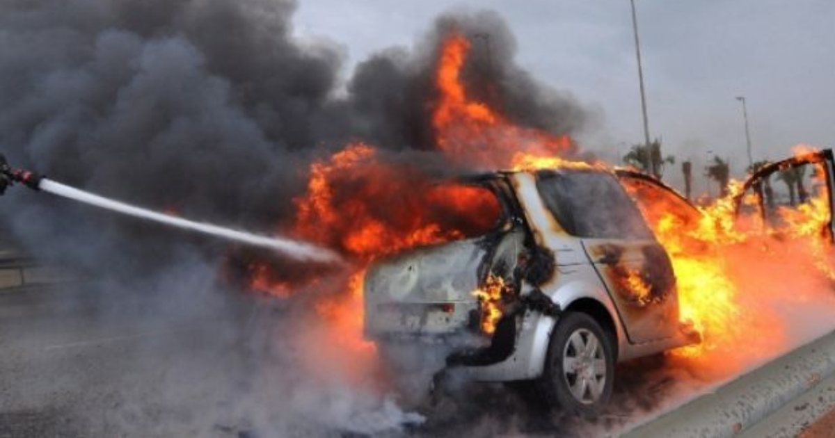 Digjet makina gjatë orëve të para të mëngjesit në Kukës  dëmtohen dhe dy automjete të parkuara pranë tij