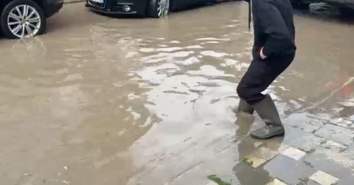 Lezha nën ujë pas reshjeve të dendura  Përmbyten lagjet  banorët  Problem i përsëritur prej vitesh