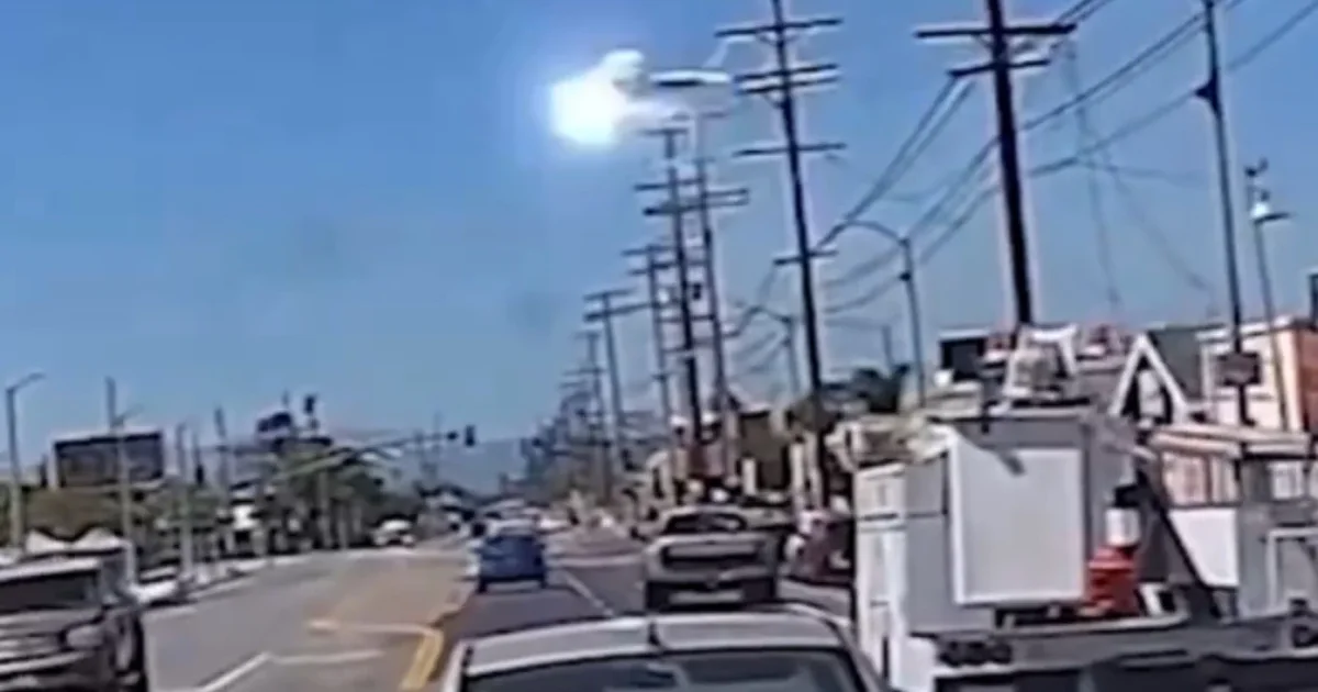 Video  Avioni përplaset me telat e tensionit të lartë në Los Angeles  piloti 70 vjeçar në gjendje kritike