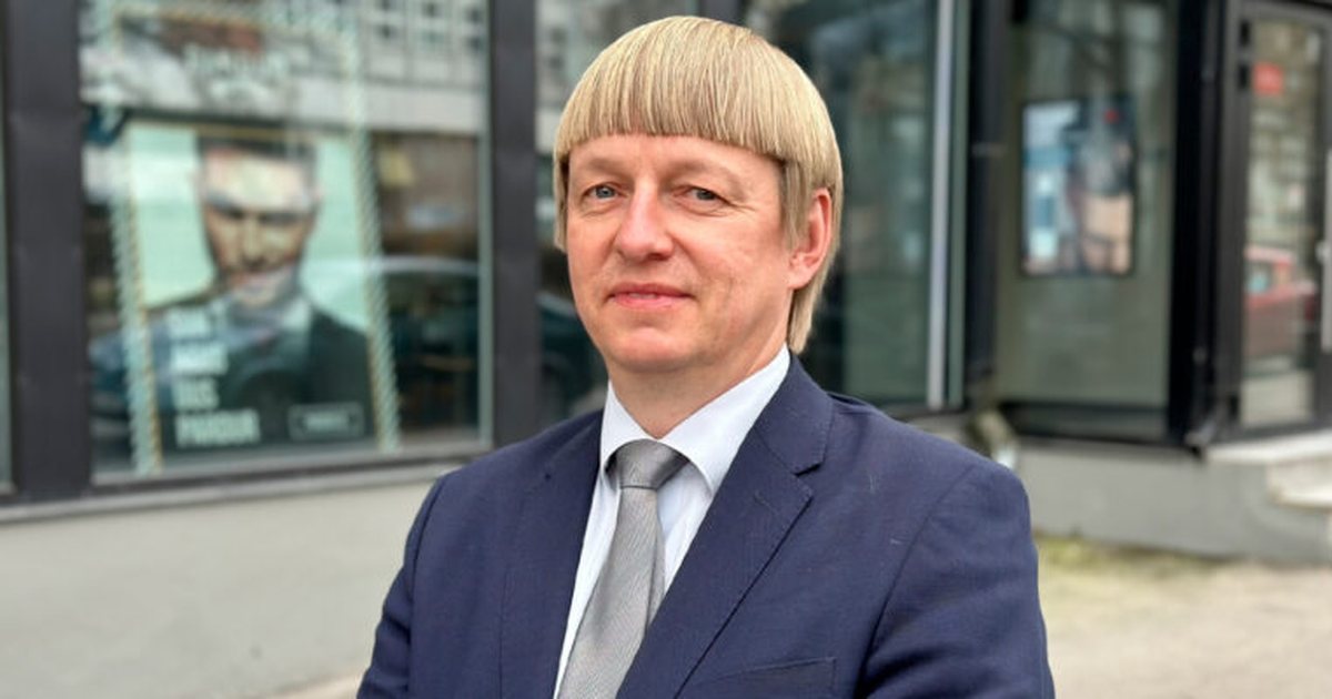 Politikani estonez bëhet viral për stilin e pazakontë të flokëve të tij unikë që i ngjajnë  Playmobil