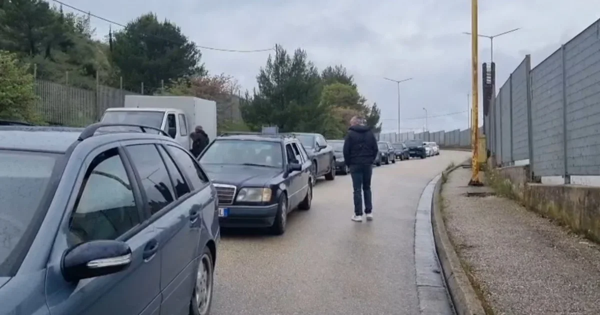 Bie sistemi i hyrje daljeve në Kakavijë  pala greke bllokon punën  krijohen radhë në pikën kufitare