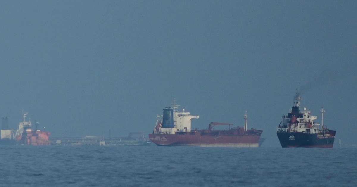 Qëllohen me armë zjarri tre anije kontejnerësh në Ngushticën e Hormuzit