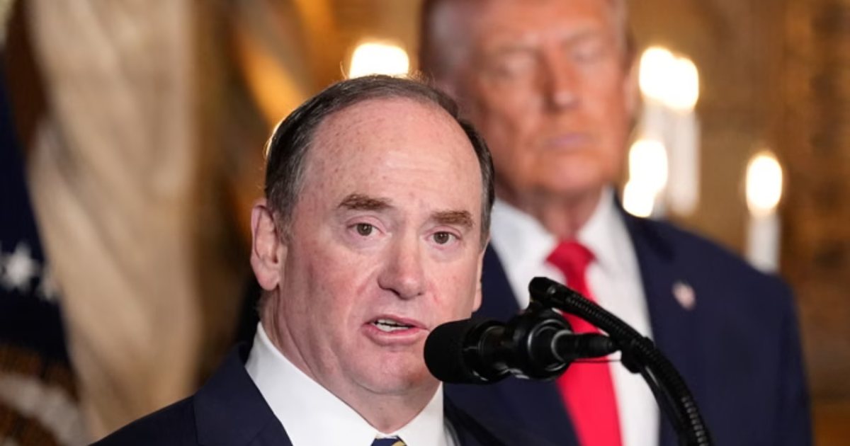 Tensionet në Hormuz dhe bllokada ndaj Iranit  SHBA shkarkon sekretarin e Marinës