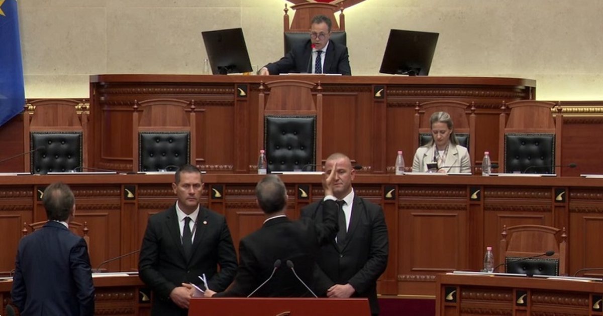 Tensione në Kuvend  Boçi mbetet  i gozhduar  te foltorja  Peleshi e përjashton nga seanca