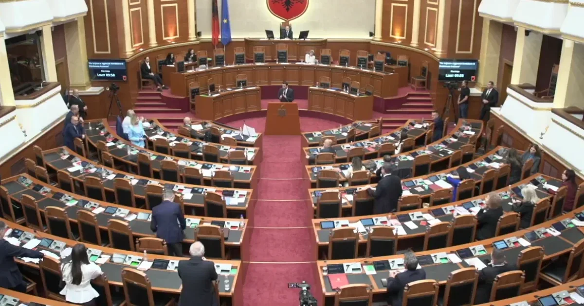 Debate dhe përplasje në sallë  Opozita braktis Kuvendin pas përjashtimit të Luçiano Boçit