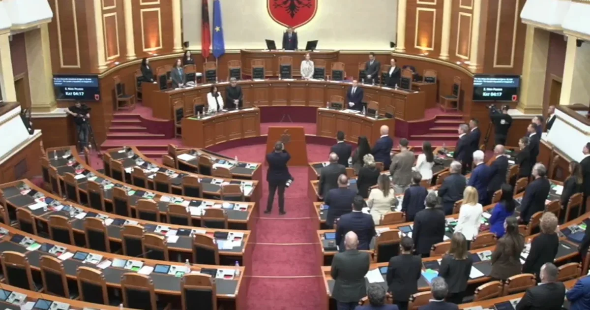 Ndarja nga jeta e Rexhep Qosjes  Kuvendi mban një minutë heshtje  opozita mungon