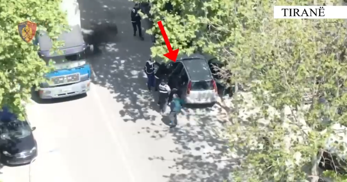 U kap me 3 armë zjarri në makinë  momenti kur arrestohet 48 vjeçari në Tiranë