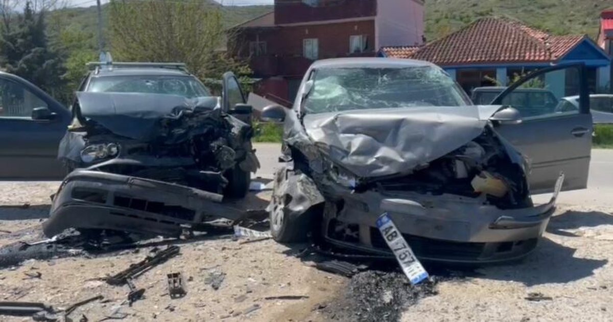 Aksident në Maliq  Makinat përplasen kokë më kokë  dy të lënduar  Pamje nga vendngjarja