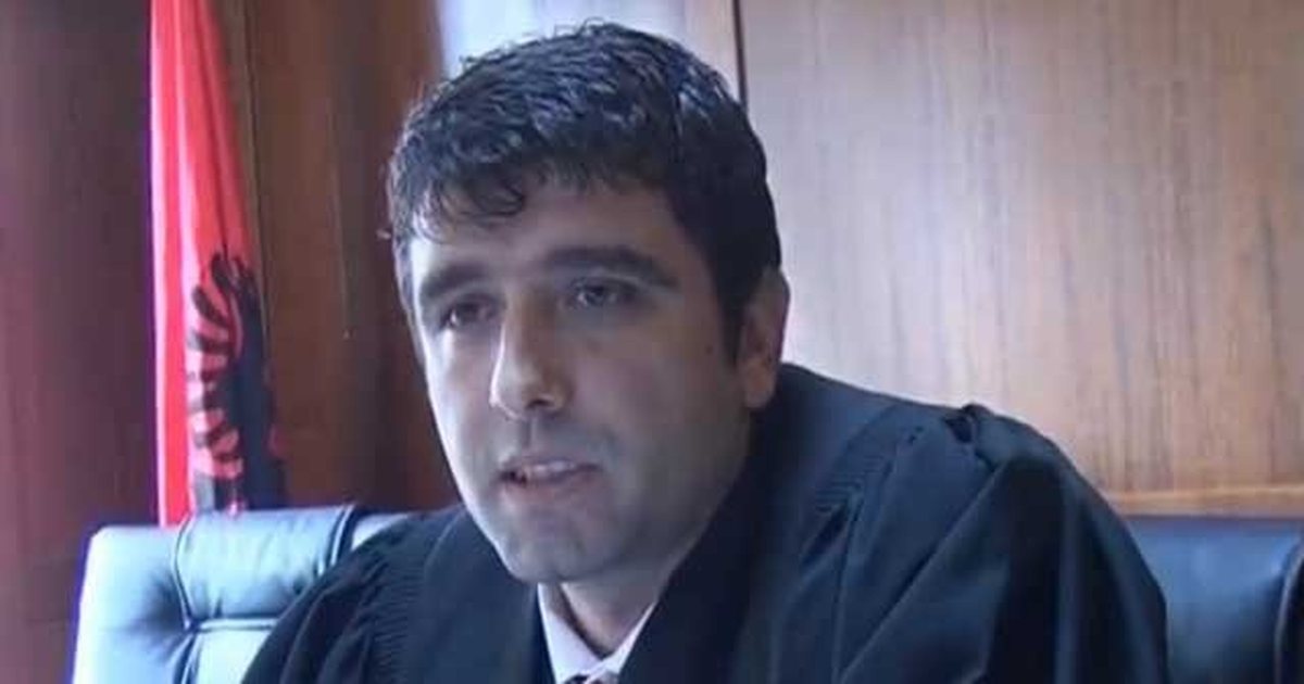 Mafia e pronave   Rrumi  tentoi të vriste Plaurent Dervishajn  pasi familja e gjyqtarit Konomi i kërkoi ndihmë për të marrë tokat në Hamallaj 