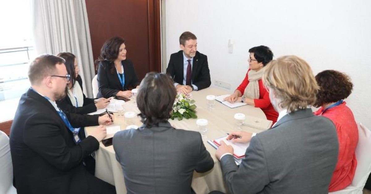 Ministri Hoxha takim në Delfi me komisioneren Marta Kos  Punë intensive për anëtarësimin e Shqipërisë në BE