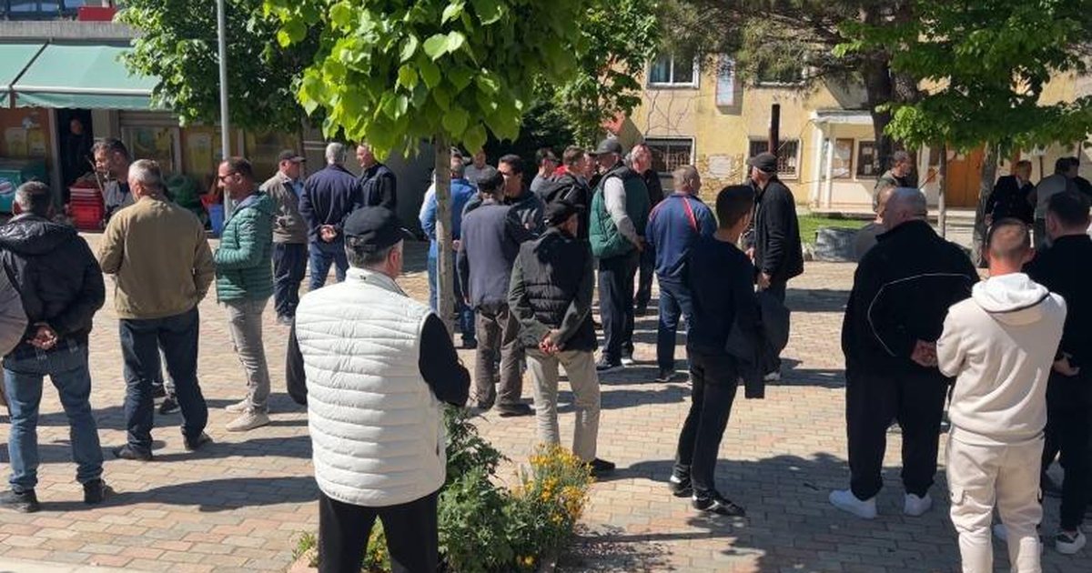 Reduktohen zyrat e Gjendjes Civile në Shqipëri   Mbeten 141  protestë në Cakran   S bëjmë dot 27 km për një dokument