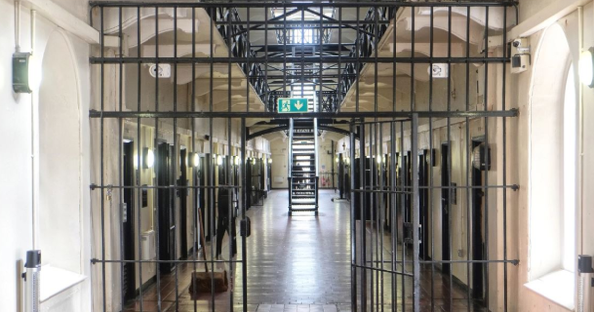 Kaos në burgun grek  të dënuarit i vendosin flakën qelisë  plagosen 7 persona