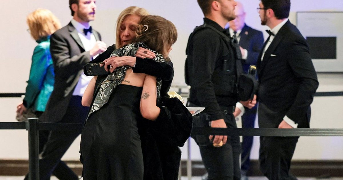 Momenti kur autori i sulmit në darkën ku ndodhej Donald Trump  çan  sigurinë dhe futet me shpejtësi në sallë  VIDEO 