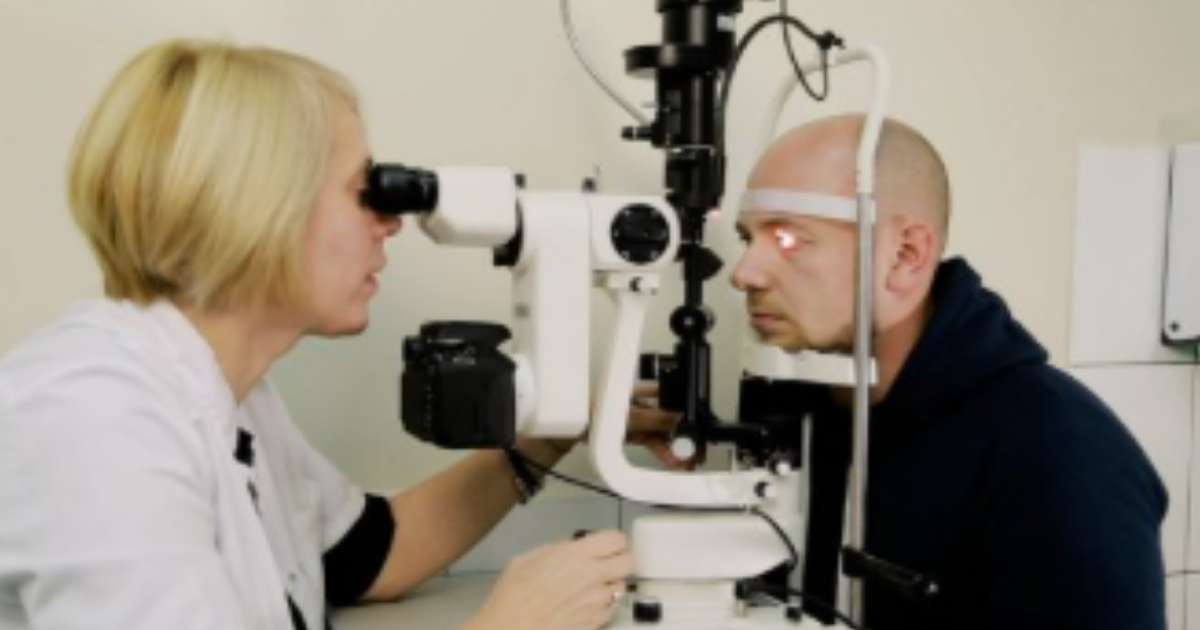 Sytë  më të prekurit nga alergjia  mjekët  Pastrim me ujë të fytyrës  por jo kruajtje