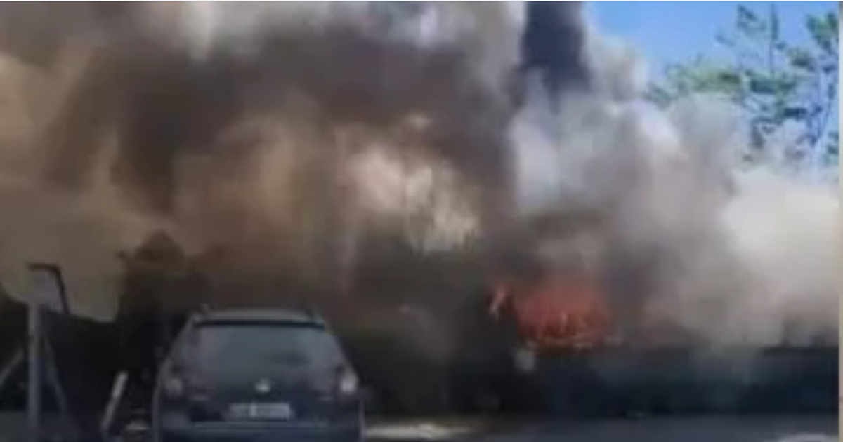 Përfshihet nga zjarri lokali në plazhin e Qerretit  nuk raportohen të lënduar