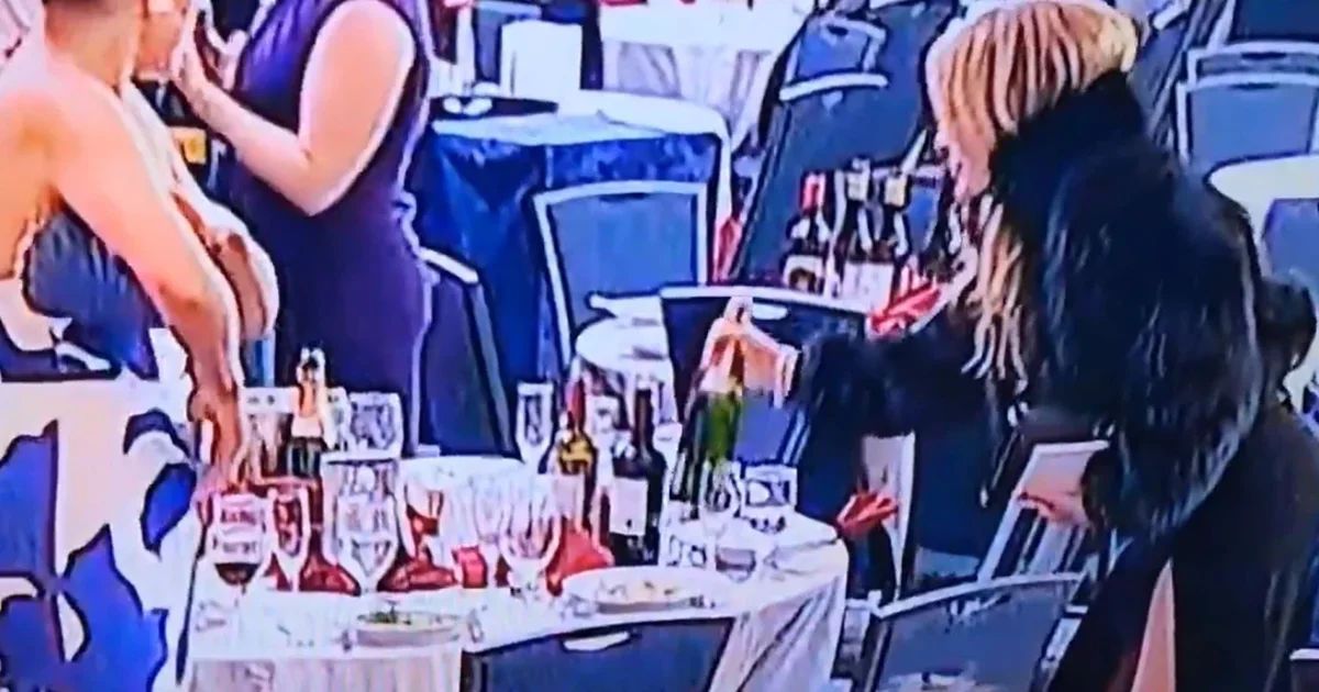 Video  Të shtënat me armë në darkën e Trump  pamjet e një të ftuareje që  rrëmben  dy shishe verë bëhen virale